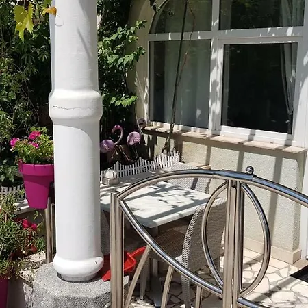 For 2 Adults And 1 Child Lägenhet Makarska